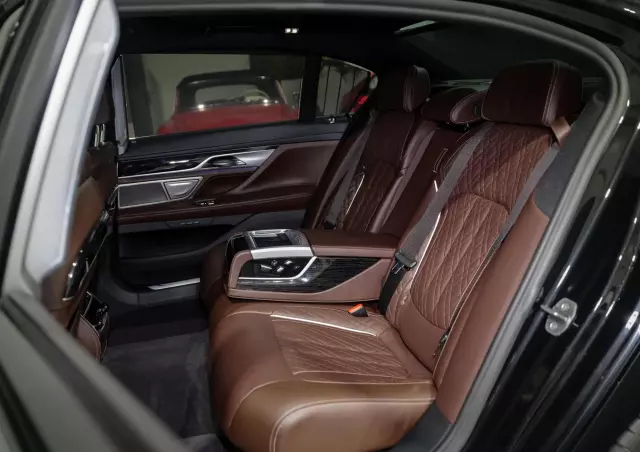 BMW Seria 7 750Li xDrive sport