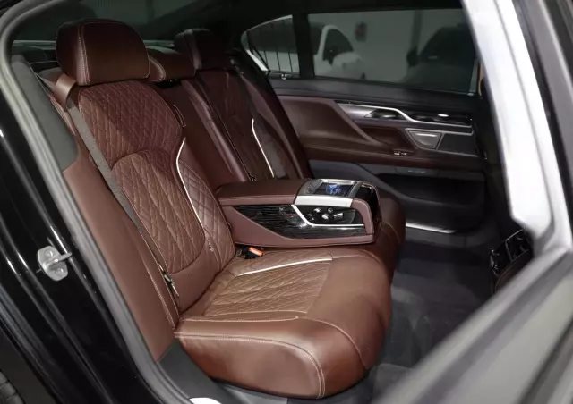 BMW Seria 7 750Li xDrive sport