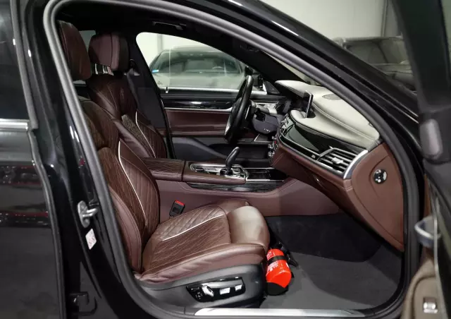 BMW Seria 7 750Li xDrive sport