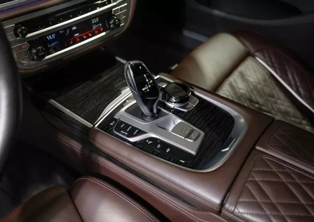 BMW Seria 7 750Li xDrive sport