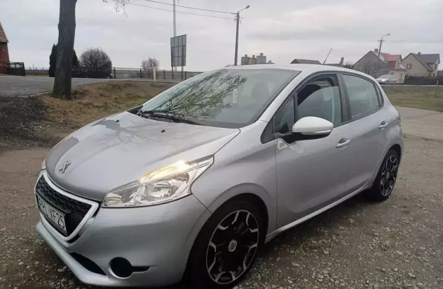 PEUGEOT 208 