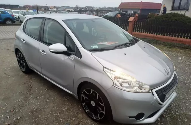 PEUGEOT 208 