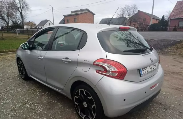 PEUGEOT 208 