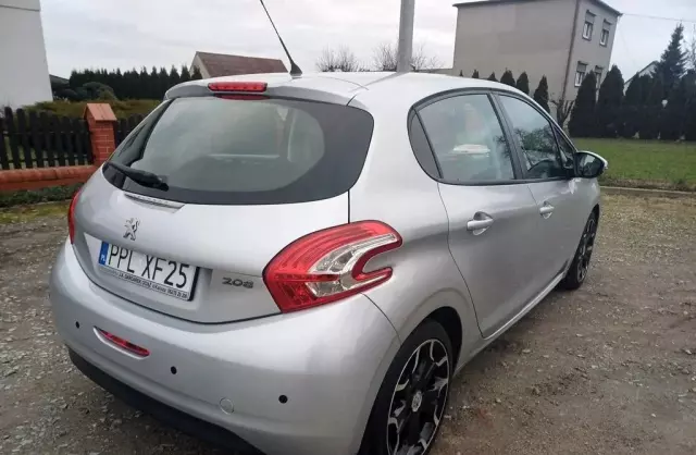 PEUGEOT 208 