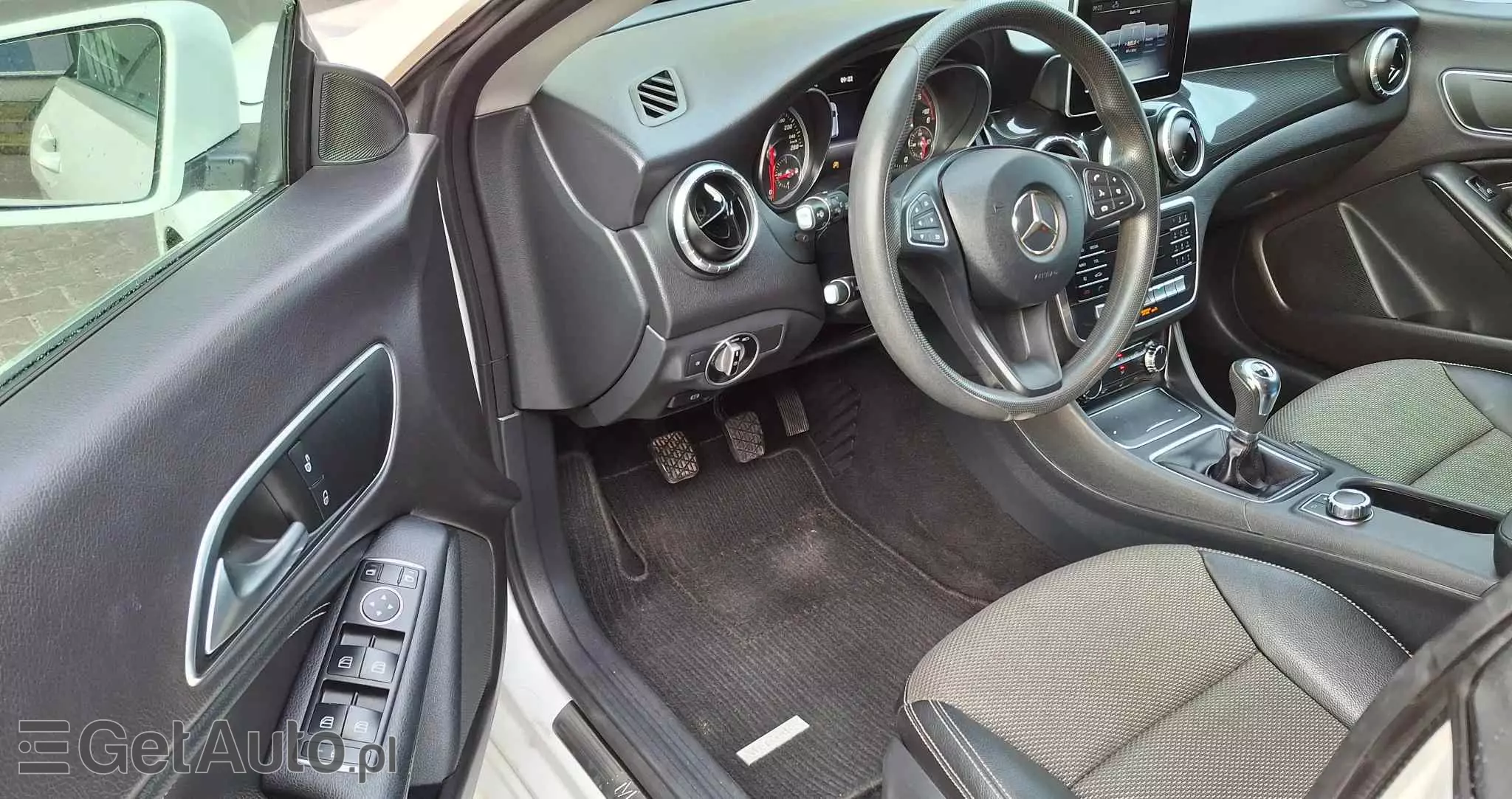 MERCEDES-BENZ CLA 180 d