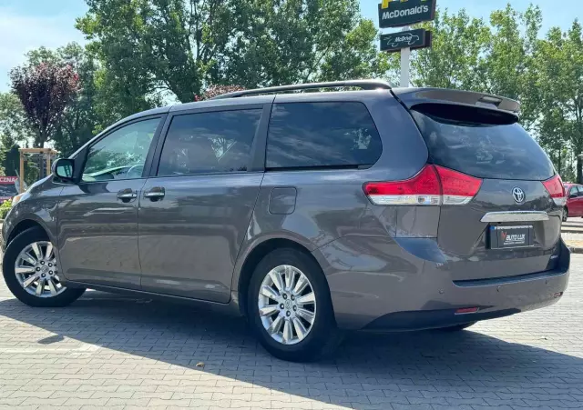 TOYOTA Sienna 3.5 V6