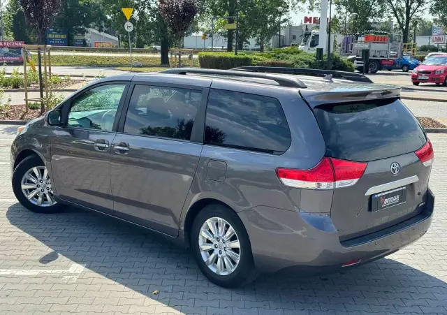 TOYOTA Sienna 3.5 V6