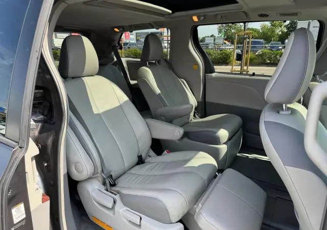 TOYOTA Sienna 3.5 V6