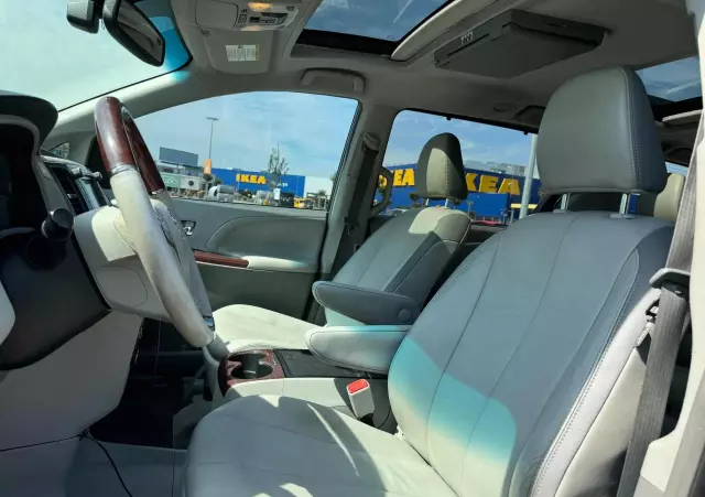 TOYOTA Sienna 3.5 V6