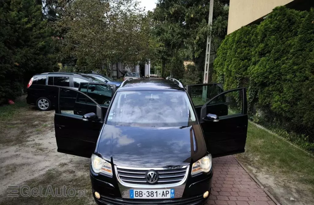VOLKSWAGEN Touran 