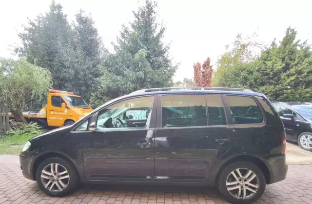 VOLKSWAGEN Touran 