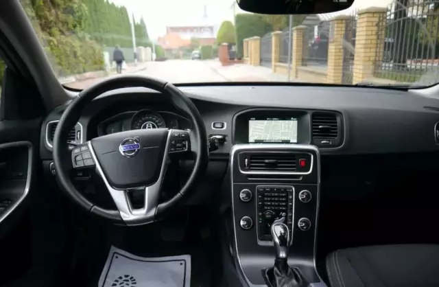 VOLVO V60 