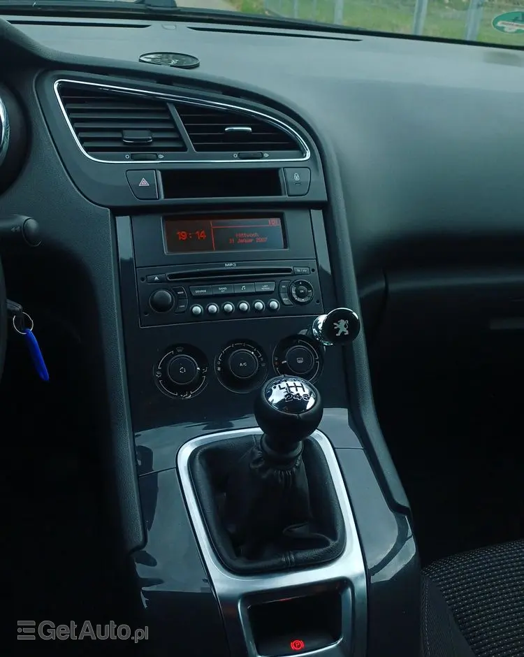 PEUGEOT 5008 155 THP Family Plus