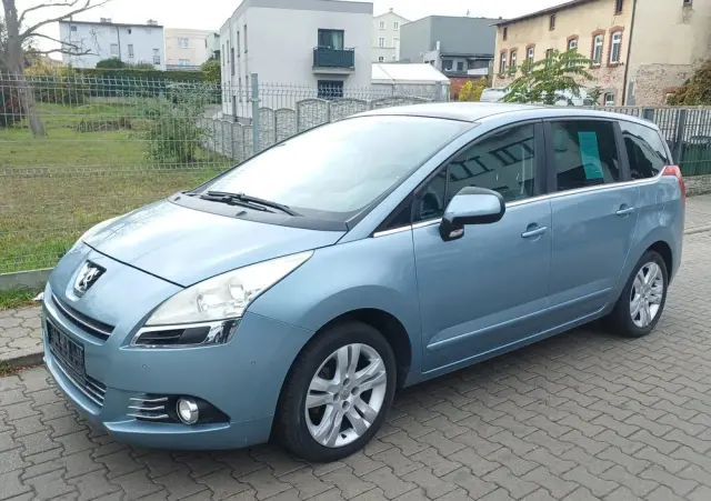PEUGEOT 5008 155 THP Family Plus