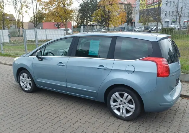 PEUGEOT 5008 155 THP Family Plus