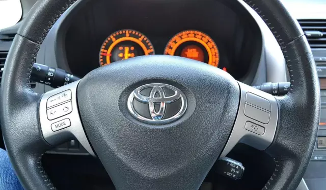 TOYOTA Auris 