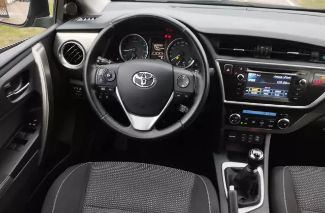 TOYOTA Auris 