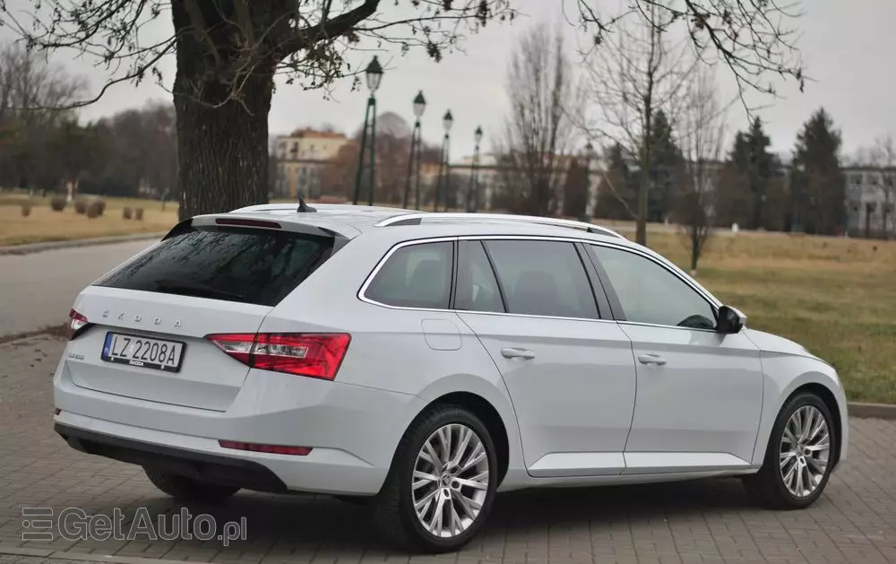 SKODA Superb Combi 2.0 TDI DSG Premium Edition