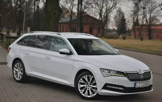 SKODA Superb Combi 2.0 TDI DSG Premium Edition