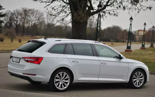 SKODA Superb Combi 2.0 TDI DSG Premium Edition