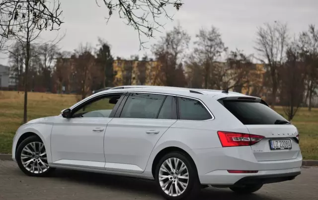 SKODA Superb Combi 2.0 TDI DSG Premium Edition