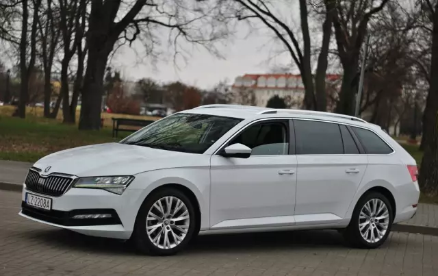 SKODA Superb Combi 2.0 TDI DSG Premium Edition