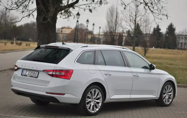 SKODA Superb Combi 2.0 TDI DSG Premium Edition