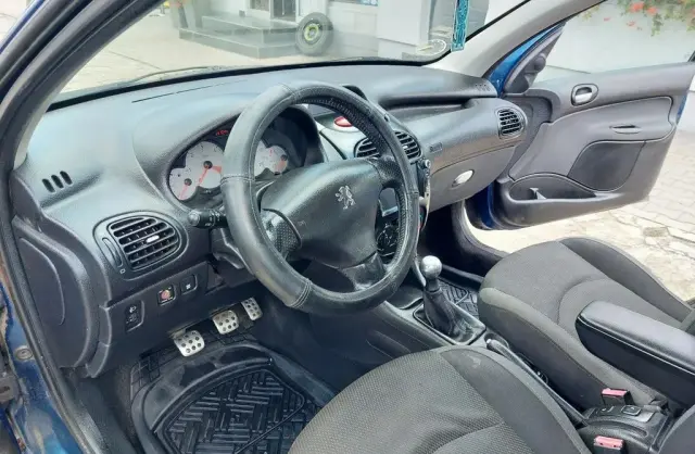 PEUGEOT 206 