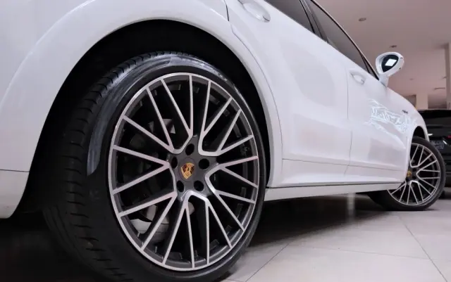 PORSCHE Cayenne Coupe E-Hybrid Platinum Edition