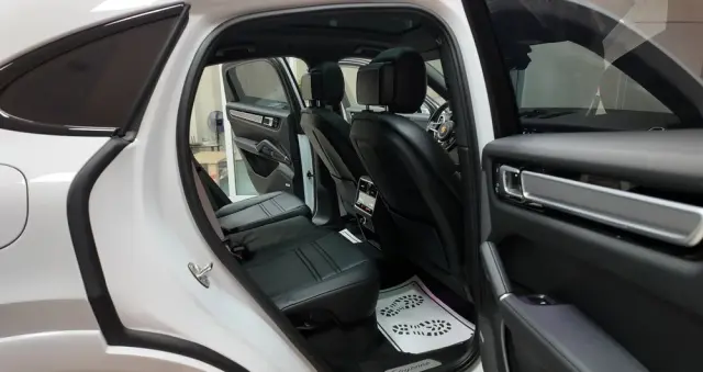 PORSCHE Cayenne Coupe E-Hybrid Platinum Edition