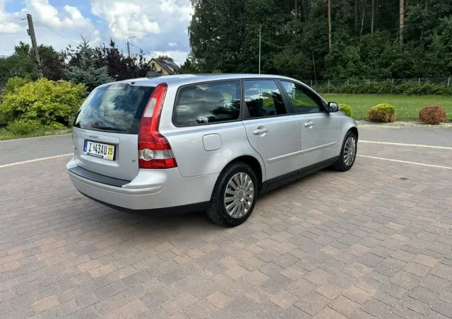 VOLVO V50 