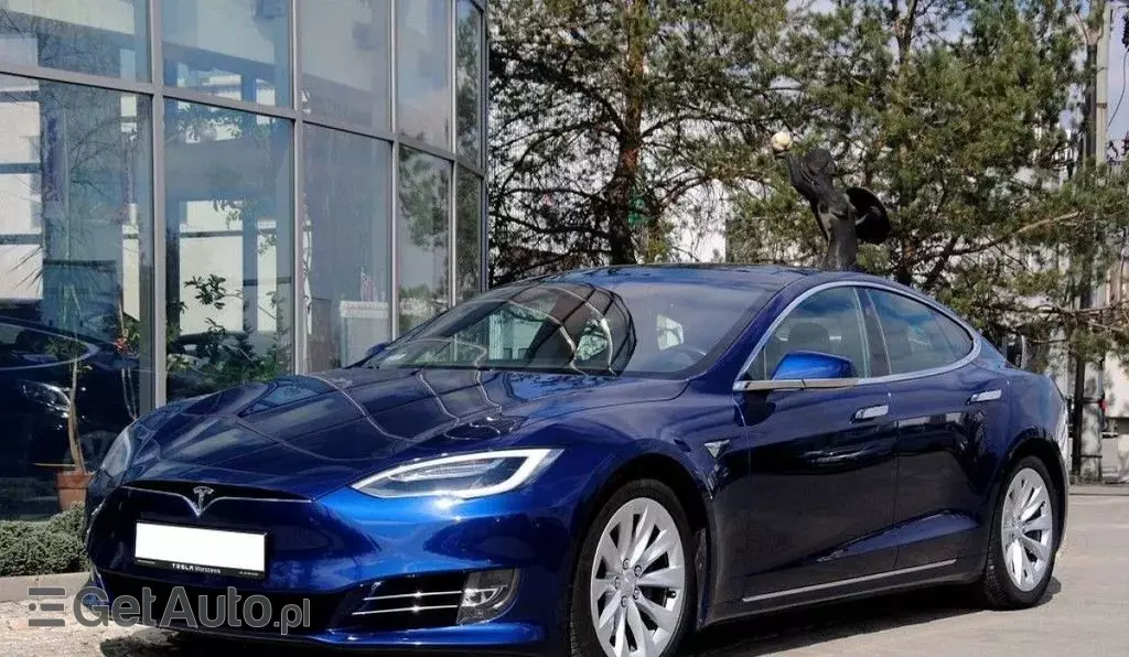 TESLA Model S 