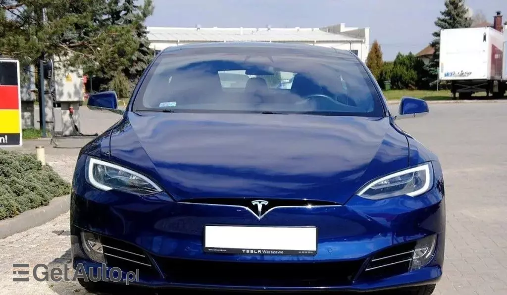 TESLA Model S 