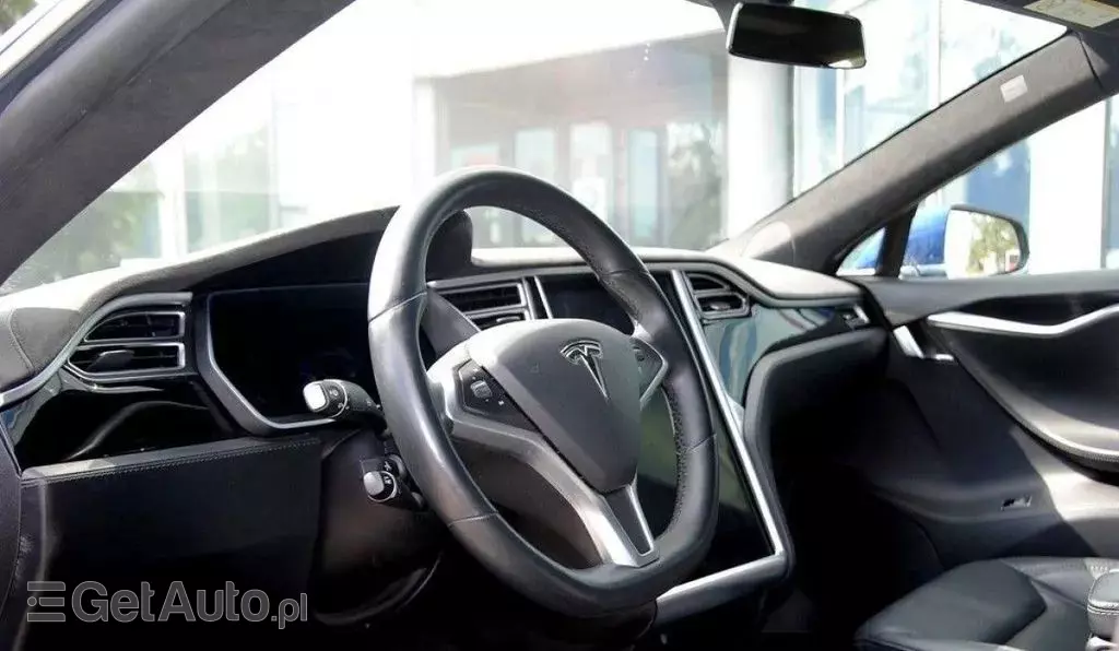 TESLA Model S 