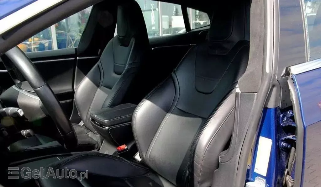 TESLA Model S 