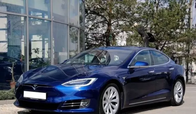 TESLA Model S 