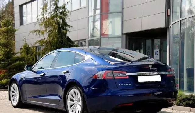 TESLA Model S 