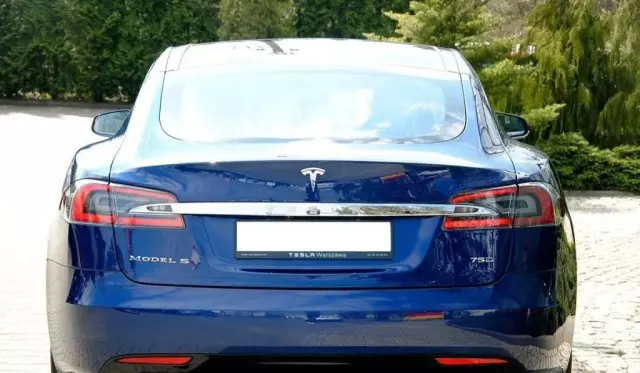 TESLA Model S 