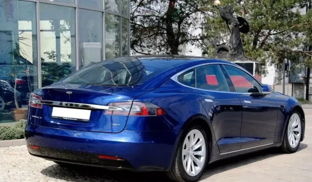 TESLA Model S 
