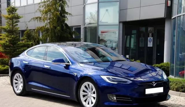 TESLA Model S 