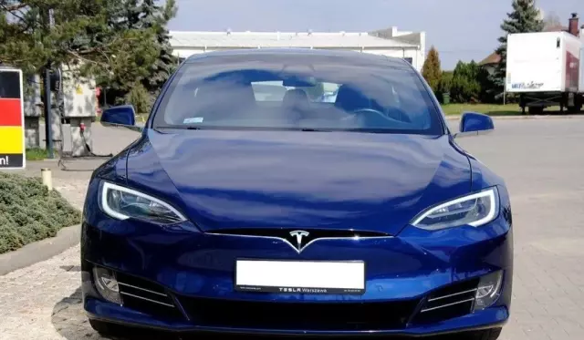 TESLA Model S 