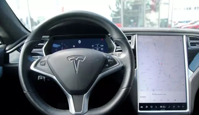 TESLA Model S 