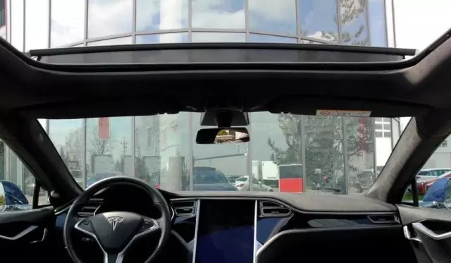 TESLA Model S 