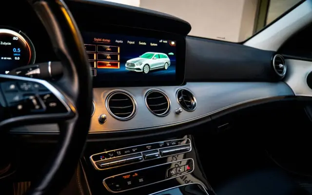 MERCEDES-BENZ Klasa E 300 AMG/Avantgarde