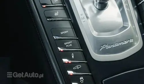 PORSCHE Panamera 