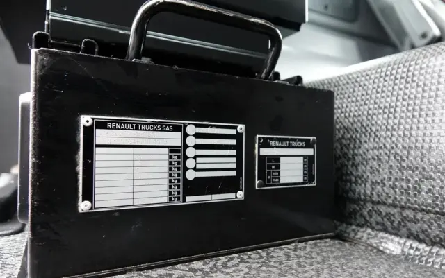 RENAULT C 380 / 6x4 / WYWROTKA 3 STRONNA  + HDS FASSI F135 / HYDROBURTA / EURO 6 / STEROWANIE RADIOWE / ROTATOR / BORDMATIC 