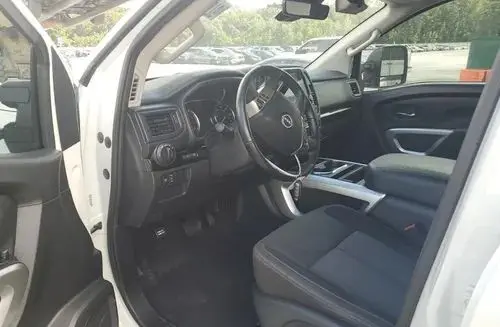 NISSAN Titan 