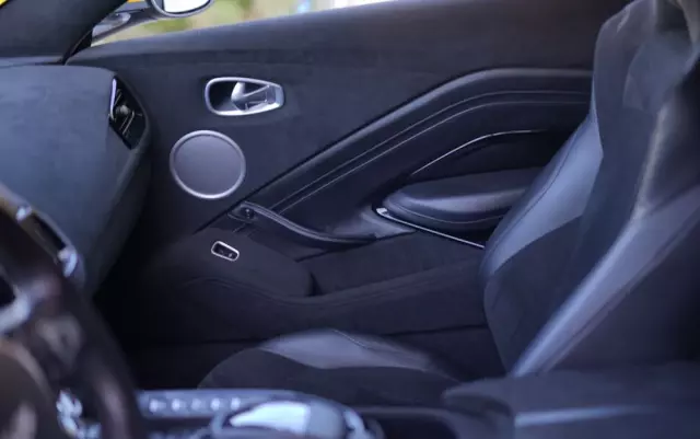 ASTON MARTIN V8 Vantage Standard