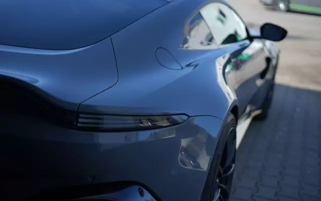 ASTON MARTIN V8 Vantage Standard