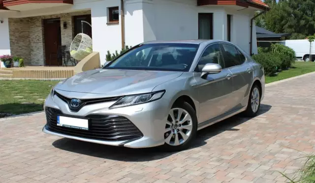TOYOTA Camry 
